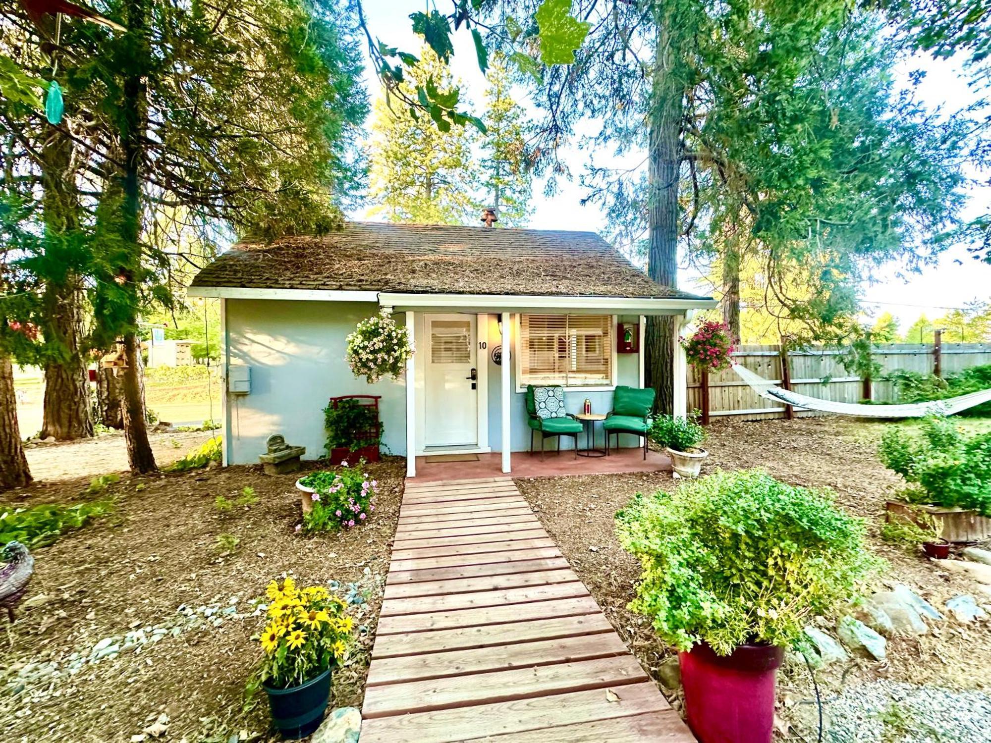 The Pines Inn And Cottages Грасс-Валли Экстерьер фото